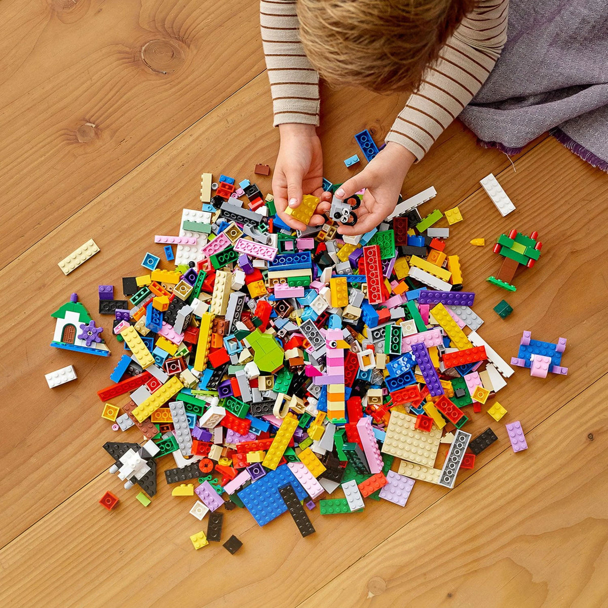 Creative Building Bricks 1,200 Pieces Building Toy Set L880281